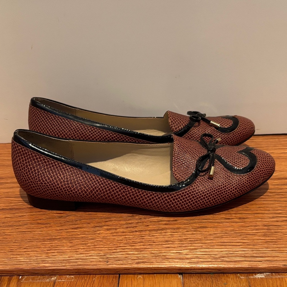 Eric Javits almond toe low heel slip on shoes w/ patent leather hearts & bows